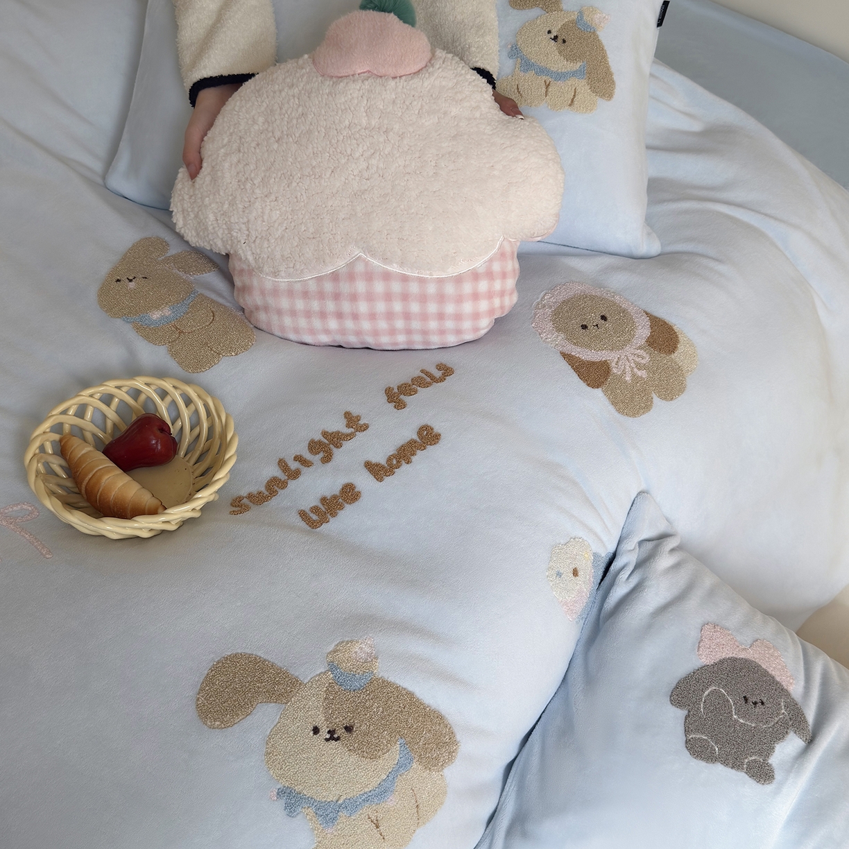 91家纺网 家纺一手货源 找家纺 鹿班家居 2025新款冬季高克重牛奶绒毛巾绣系列四件套-可爱丽小兔（标准会员-10元） 蓝色