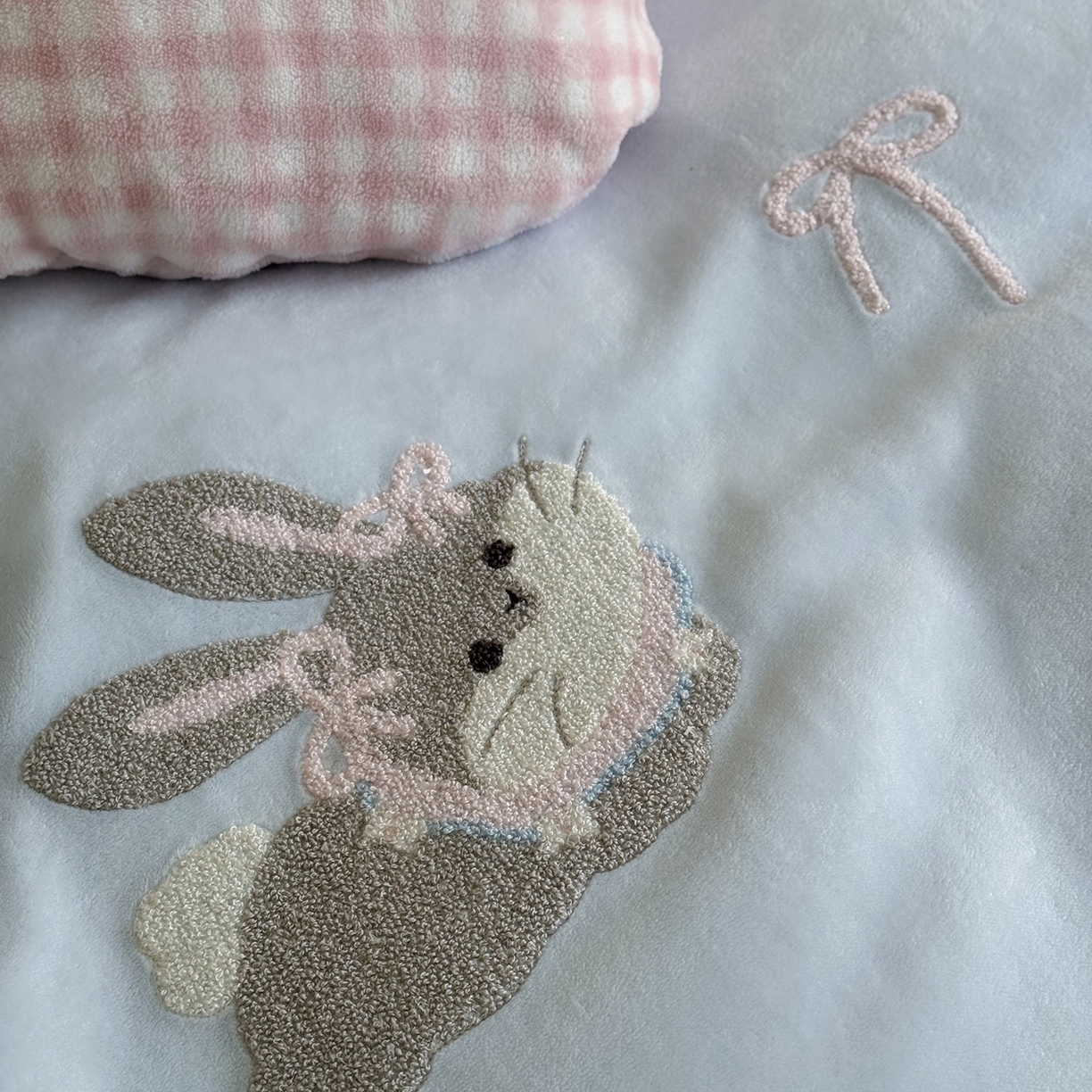 91家纺网 家纺一手货源 找家纺 鹿班家居 2025新款冬季高克重牛奶绒毛巾绣系列四件套-可爱丽小兔（标准会员-10元） 蓝色