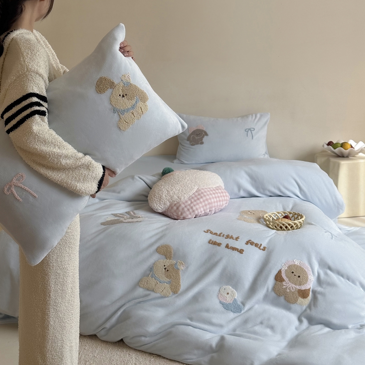 91家纺网 家纺一手货源 找家纺 鹿班家居 2025新款冬季高克重牛奶绒毛巾绣系列四件套-可爱丽小兔（标准会员-10元） 蓝色