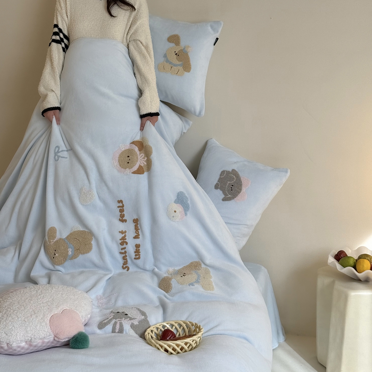 91家纺网 家纺一手货源 找家纺 鹿班家居 2025新款冬季高克重牛奶绒毛巾绣系列四件套-可爱丽小兔（标准会员-10元） 蓝色