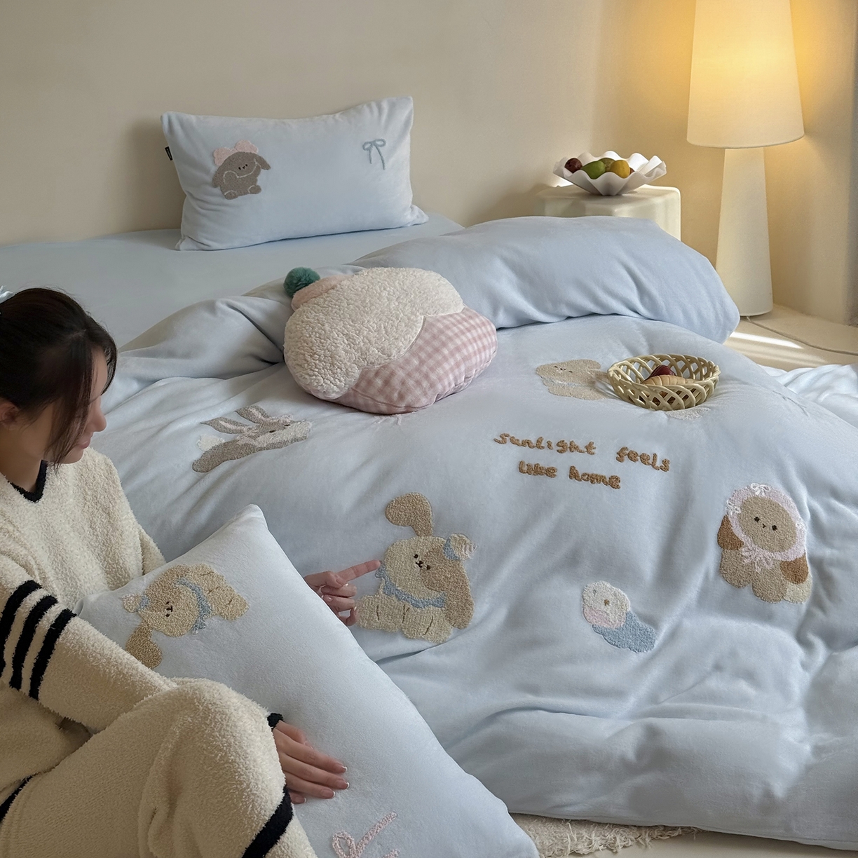 91家纺网 家纺一手货源 找家纺 鹿班家居 2025新款冬季高克重牛奶绒毛巾绣系列四件套-可爱丽小兔（标准会员-10元） 蓝色