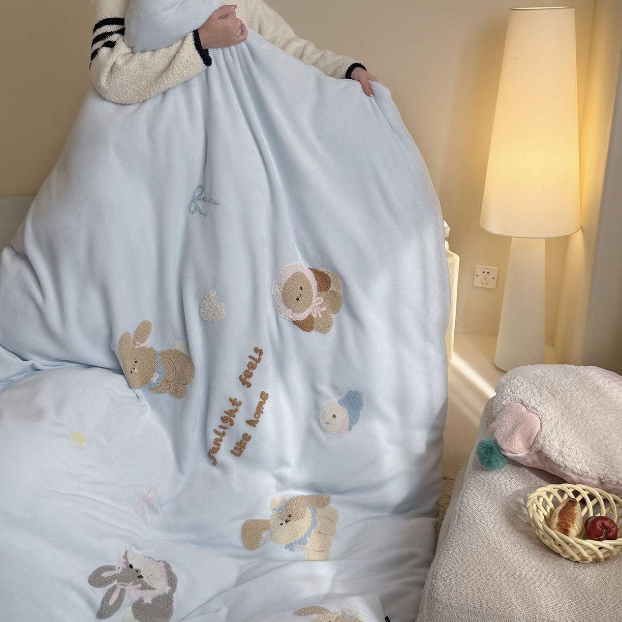 91家纺网 家纺一手货源 找家纺 鹿班家居 2025新款冬季高克重牛奶绒毛巾绣系列四件套-可爱丽小兔（标准会员-10元） 蓝色