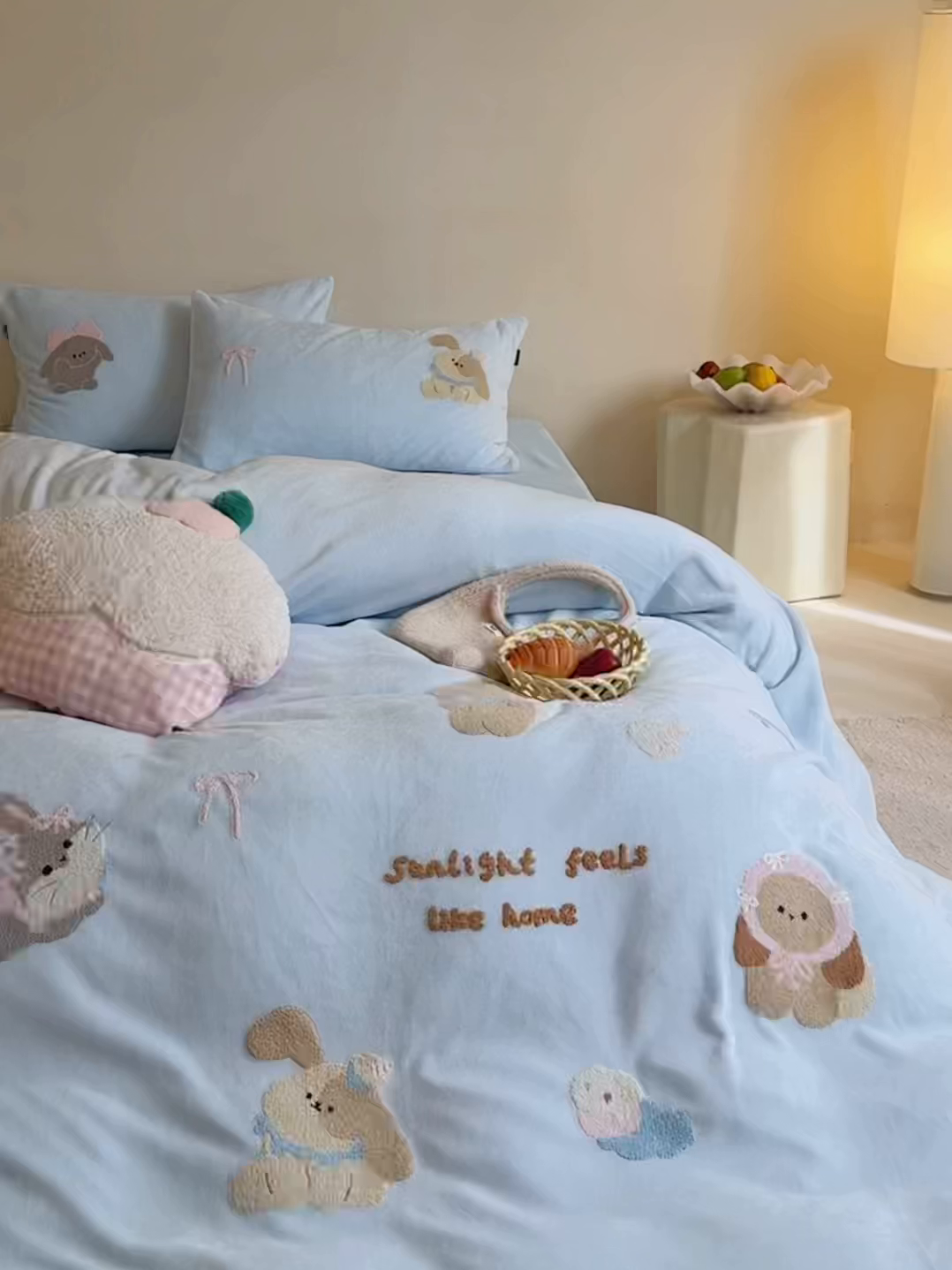 91家纺网 家纺一手货源 找家纺 鹿班家居 2025新款冬季高克重牛奶绒毛巾绣系列四件套-可爱丽小兔（标准会员-10元） 蓝色