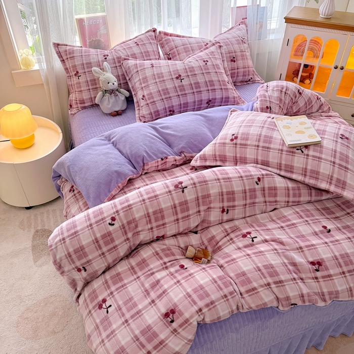 91家纺网 家纺一手货源 找家纺 铠畅 2025新款牛奶绒碎花床单床盖四件套 花妖系列云裳-樱桃