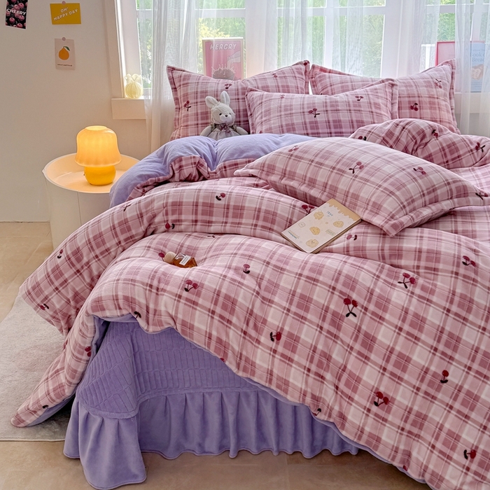 91家纺网 家纺一手货源 找家纺 铠畅 2025新款牛奶绒碎花床单床盖四件套 花妖系列云裳-樱桃