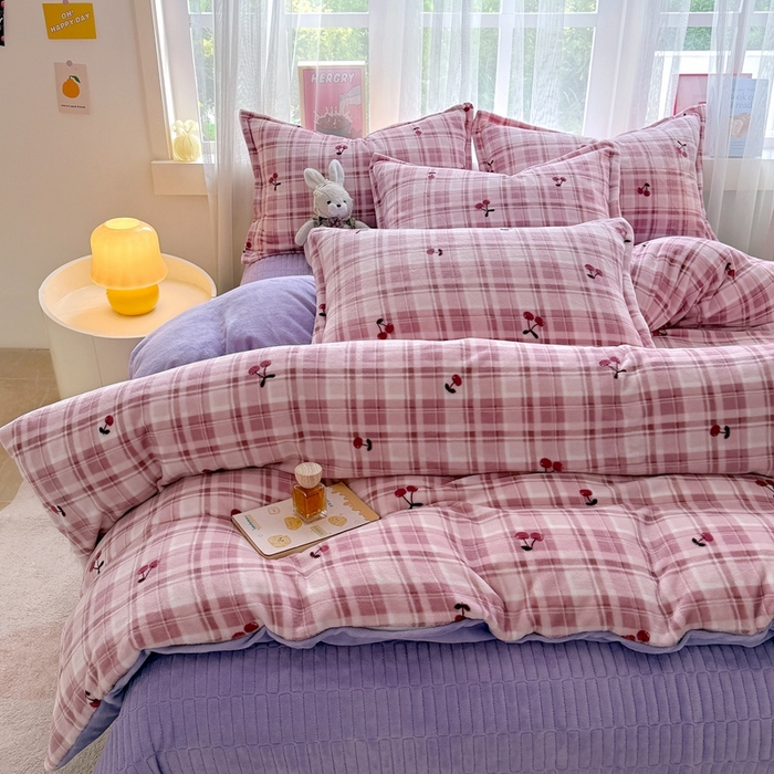 91家纺网 家纺一手货源 找家纺 铠畅 2025新款牛奶绒碎花床单床盖四件套 花妖系列云裳-樱桃