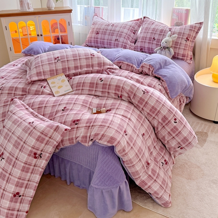 91家纺网 家纺一手货源 找家纺 铠畅 2025新款牛奶绒碎花床单床盖四件套 花妖系列云裳-樱桃