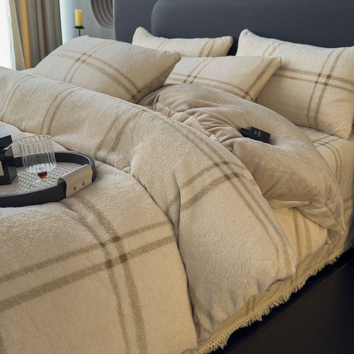 91家纺网 家纺一手货源 找家纺 家之硕家纺 2025新款高克重兔毛绒轻奢风床单床笠四件套系列 格子咖