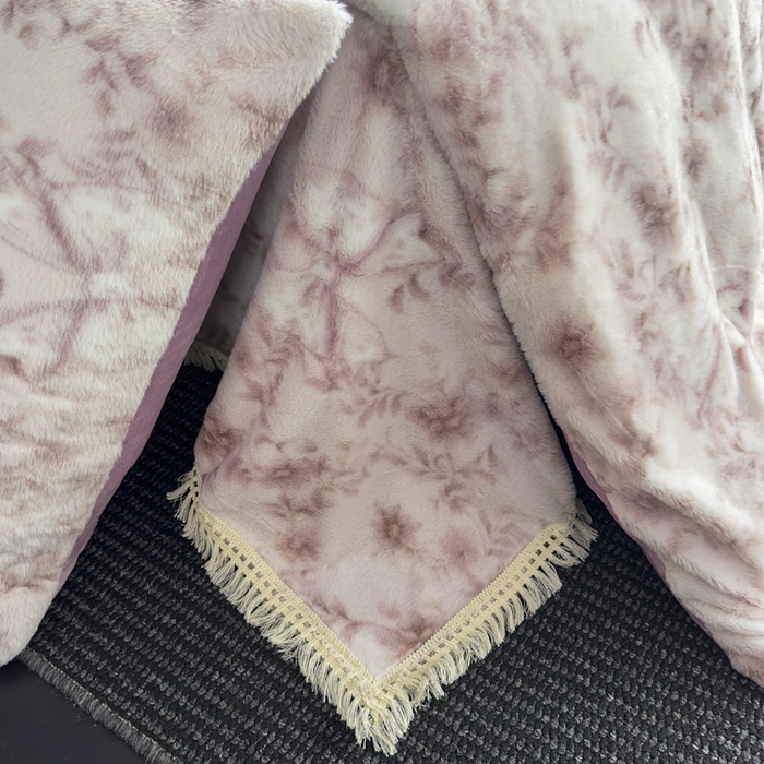 91家纺网 家纺一手货源 找家纺 家之硕家纺 2025新款高克重兔毛绒轻奢风床单床笠四件套系列 蝴蝶碎花紫