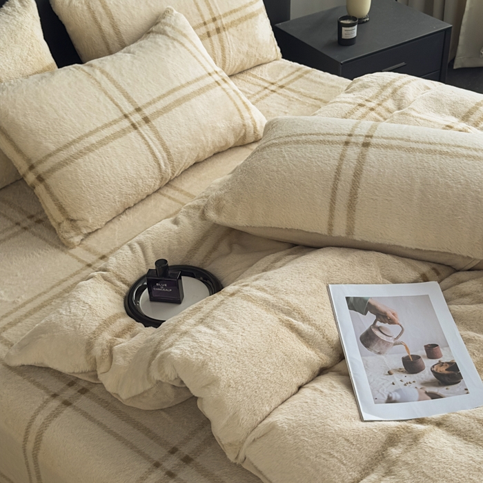 91家纺网 家纺一手货源 找家纺 家之硕家纺 2025新款高克重兔毛绒轻奢风床单床笠四件套系列 格子咖