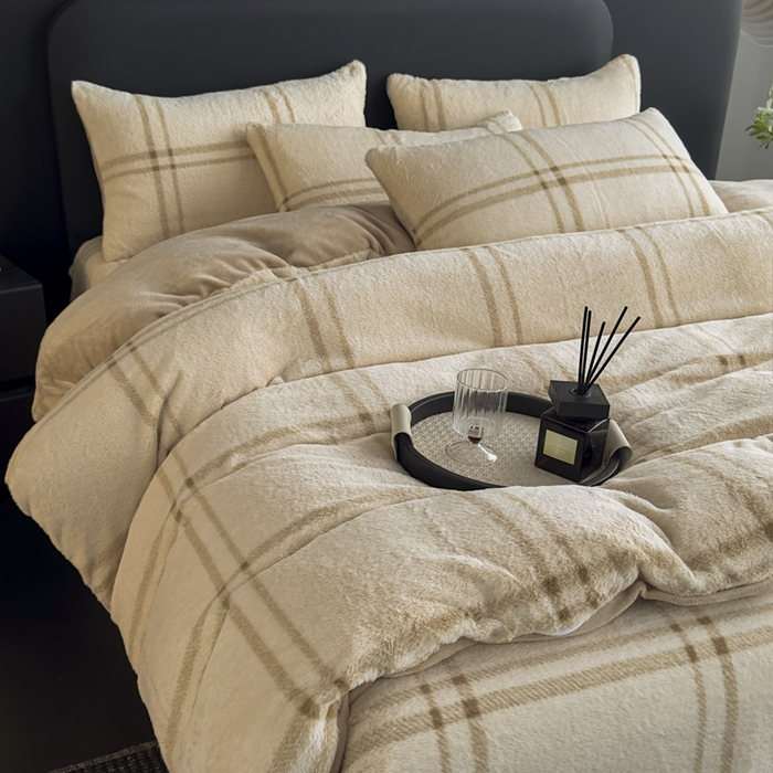 91家纺网 家纺一手货源 找家纺 家之硕家纺 2025新款高克重兔毛绒轻奢风床单床笠四件套系列 格子咖