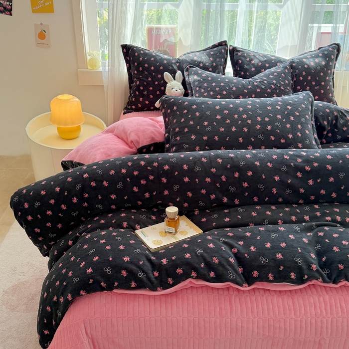 91家纺网 家纺一手货源 找家纺 铠畅 2025新款牛奶绒碎花床单床盖四件套 花妖系列云裳-紫薇花开