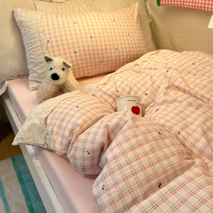 91家纺网 家纺一手货源 找家纺 澜妃 2025新款糯叽叽水洗棉全棉蕾丝花边宿舍床上下铺三件套-艾意系列 艾意-樱桃计划