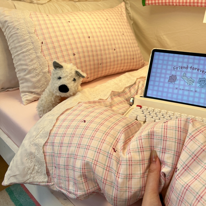 91家纺网 家纺一手货源 找家纺 澜妃 2025新款糯叽叽水洗棉全棉蕾丝花边宿舍床上下铺三件套-艾意系列 艾意-樱桃计划