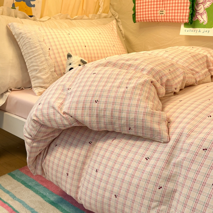 91家纺网 家纺一手货源 找家纺 澜妃 2025新款糯叽叽水洗棉全棉蕾丝花边宿舍床上下铺三件套-艾意系列 艾意-樱桃计划