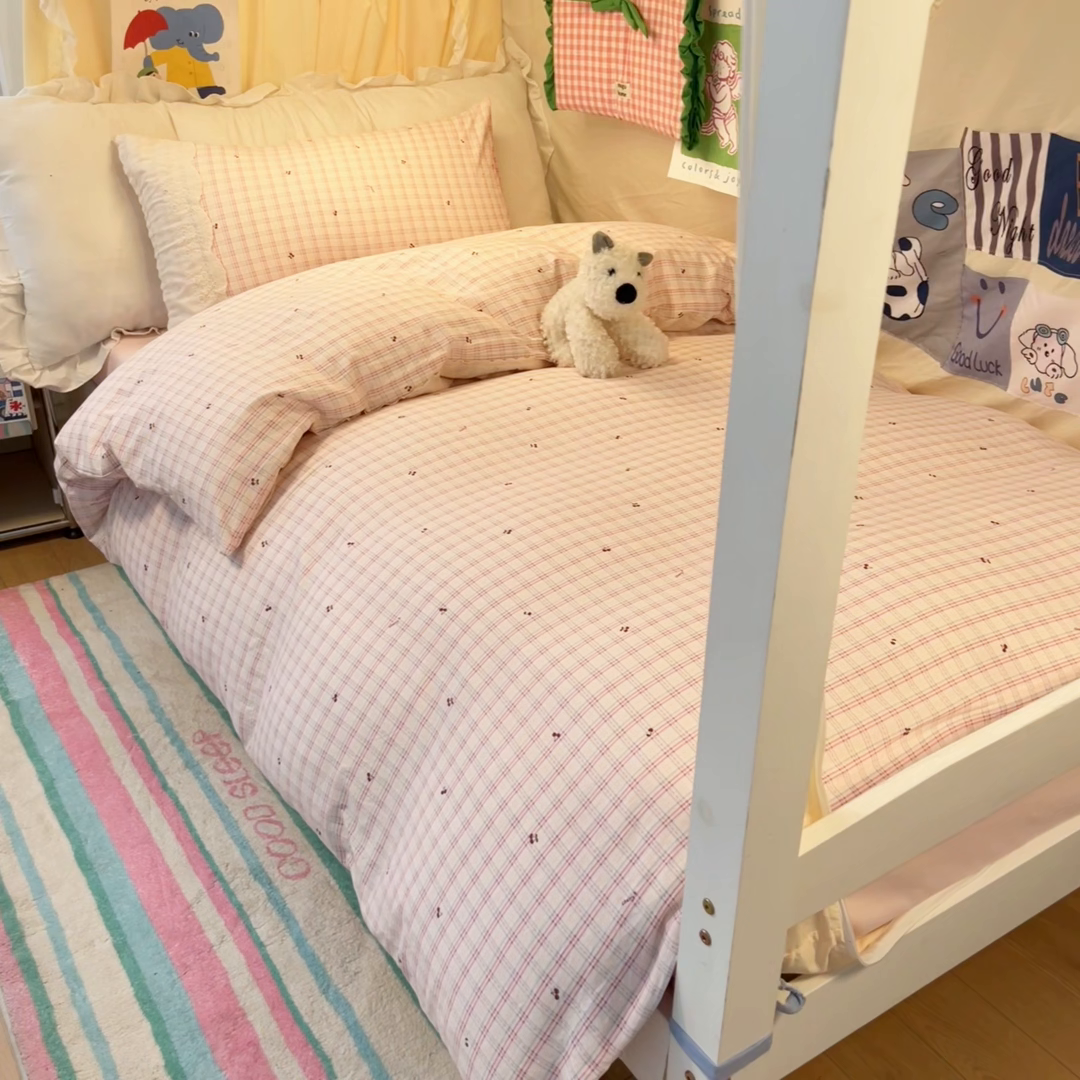 91家纺网 家纺一手货源 找家纺 澜妃 2025新款糯叽叽水洗棉全棉蕾丝花边宿舍床上下铺三件套-艾意系列 艾意-樱桃计划