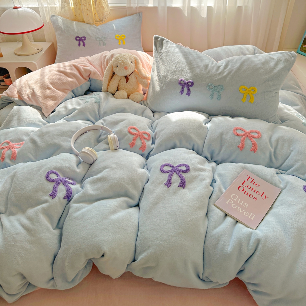 91家纺网 家纺一手货源 找家纺 老K (原美阁） 2025新款毛巾绣牛奶绒四件套-彩色蝴蝶结 彩色蝴蝶结-纯真蓝