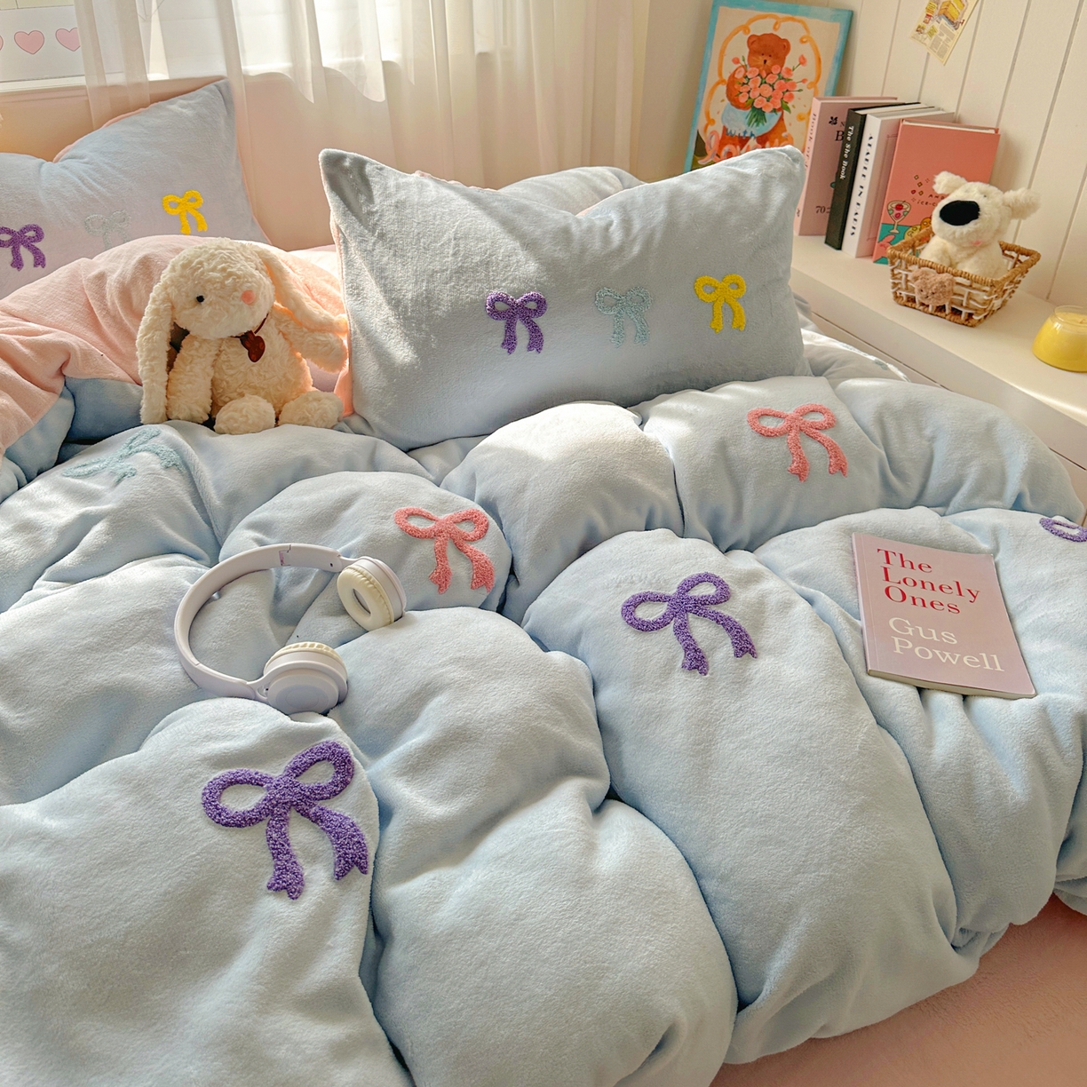 91家纺网 家纺一手货源 找家纺 老K (原美阁） 2025新款毛巾绣牛奶绒四件套-彩色蝴蝶结 彩色蝴蝶结-纯真蓝