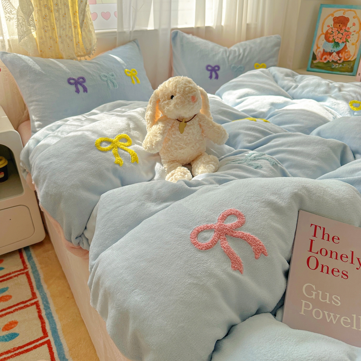 91家纺网 家纺一手货源 找家纺 老K (原美阁） 2025新款毛巾绣牛奶绒四件套-彩色蝴蝶结 彩色蝴蝶结-纯真蓝