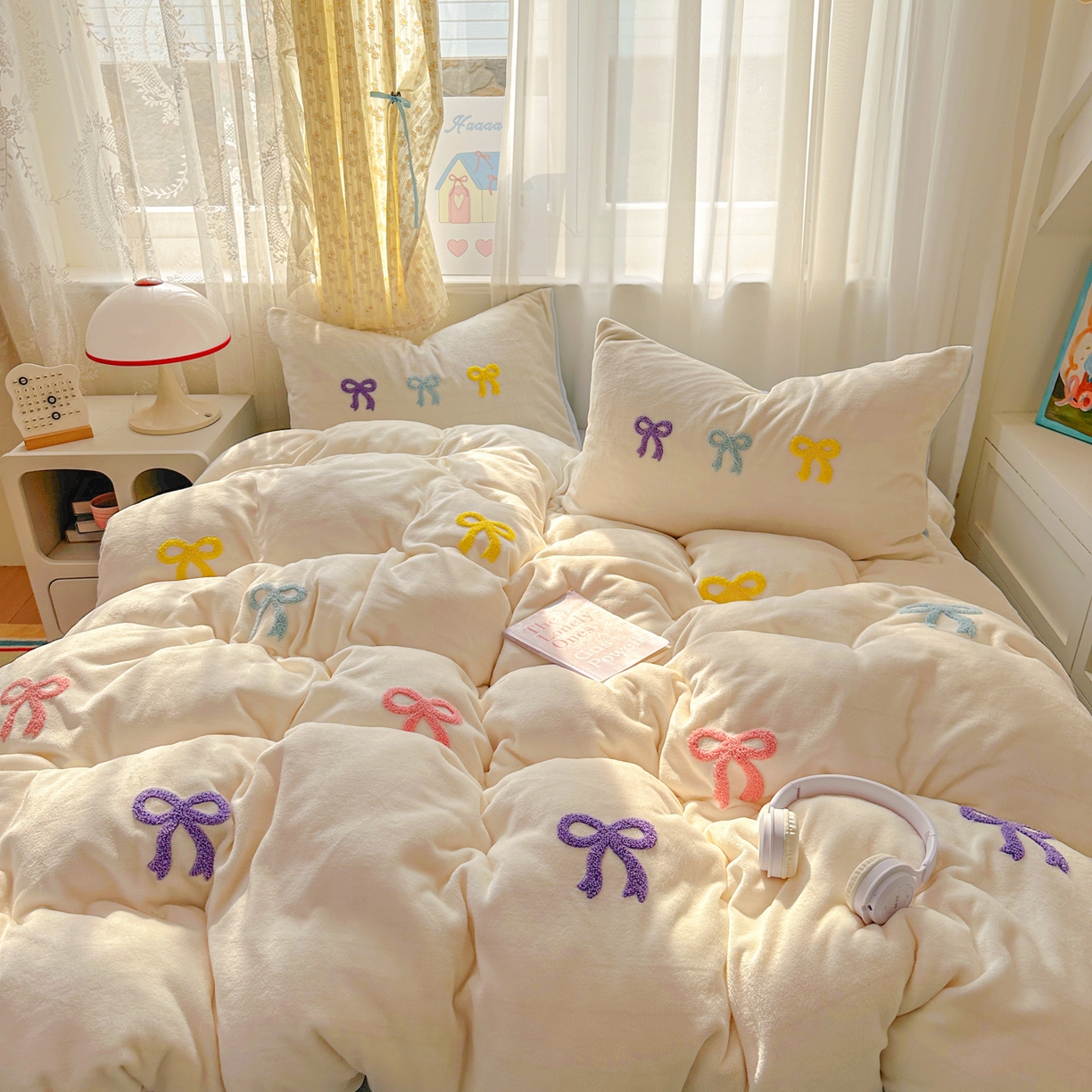 91家纺网 家纺一手货源 找家纺 老K (原美阁） 2025新款毛巾绣牛奶绒四件套-彩色蝴蝶结 彩色蝴蝶结芝士蓝