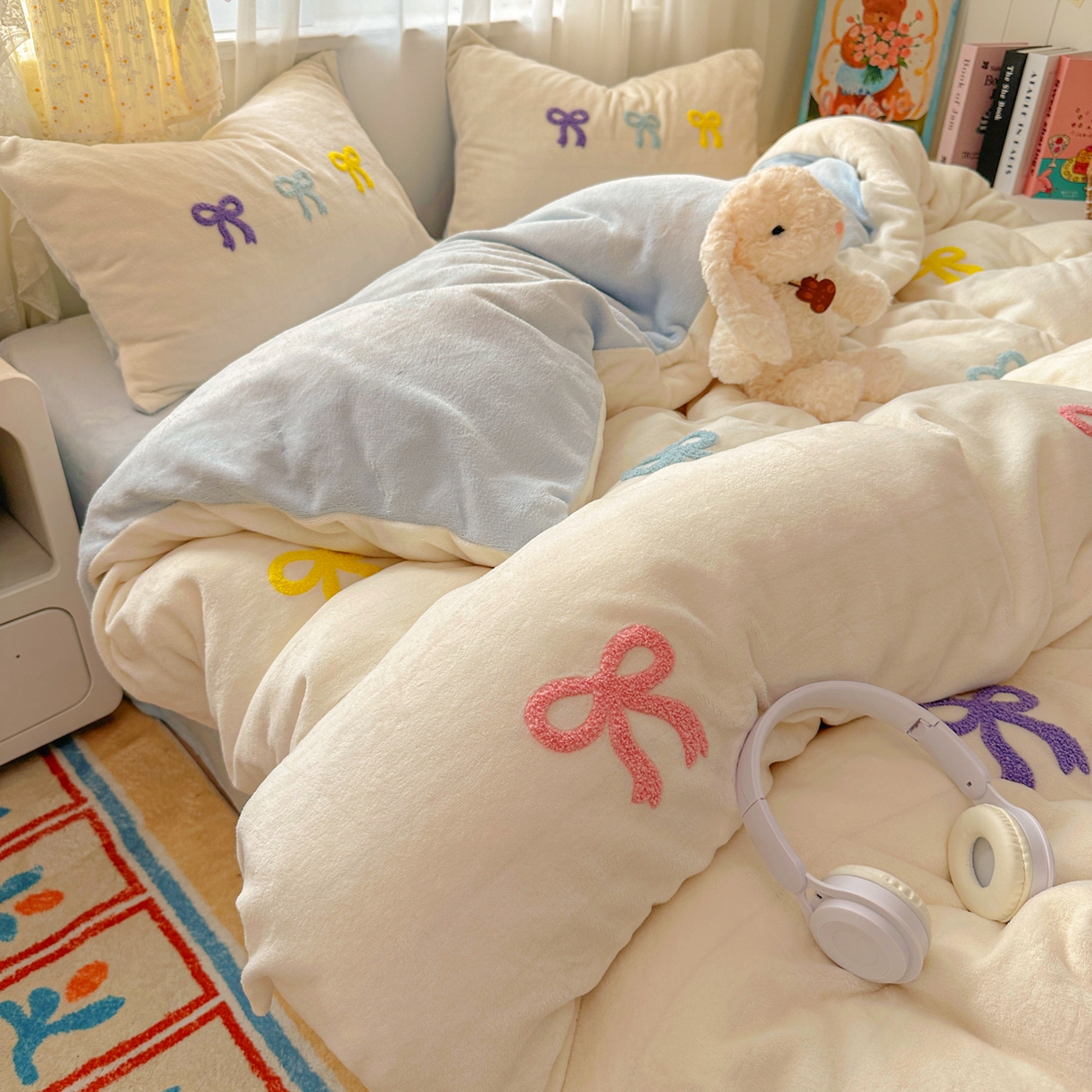 91家纺网 家纺一手货源 找家纺 老K (原美阁） 2025新款毛巾绣牛奶绒四件套-彩色蝴蝶结 彩色蝴蝶结芝士蓝