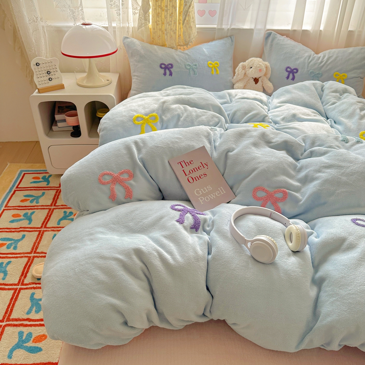 91家纺网 家纺一手货源 找家纺 老K (原美阁） 2025新款毛巾绣牛奶绒四件套-彩色蝴蝶结 彩色蝴蝶结-纯真蓝