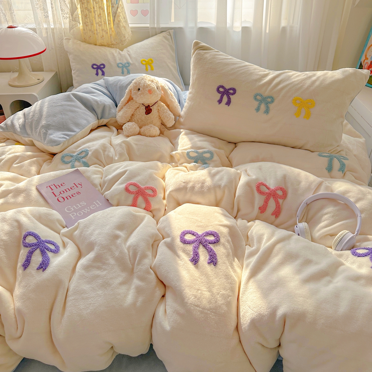 91家纺网 家纺一手货源 找家纺 老K (原美阁） 2025新款毛巾绣牛奶绒四件套-彩色蝴蝶结 彩色蝴蝶结芝士蓝