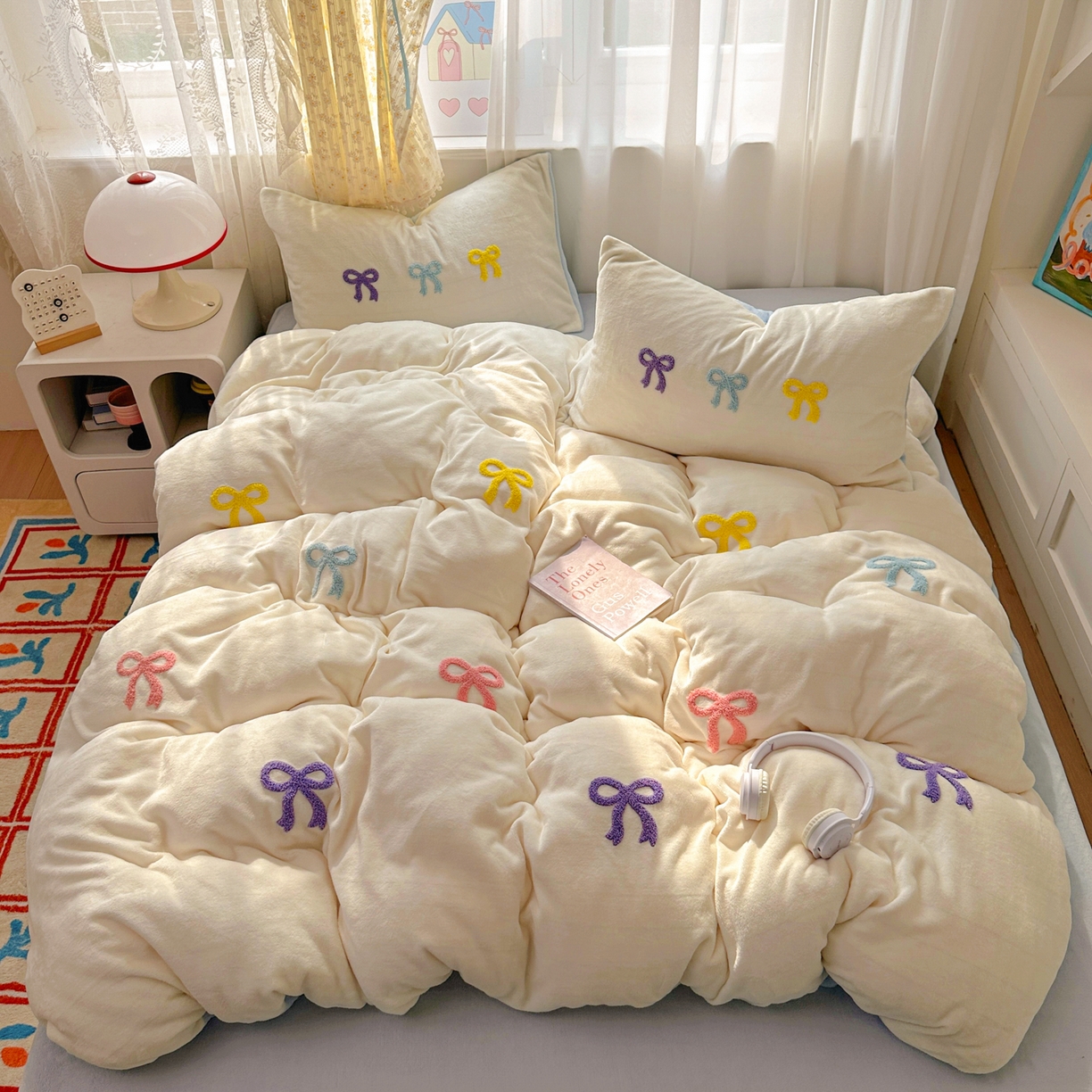 91家纺网 家纺一手货源 找家纺 老K (原美阁） 2025新款毛巾绣牛奶绒四件套-彩色蝴蝶结 彩色蝴蝶结芝士蓝