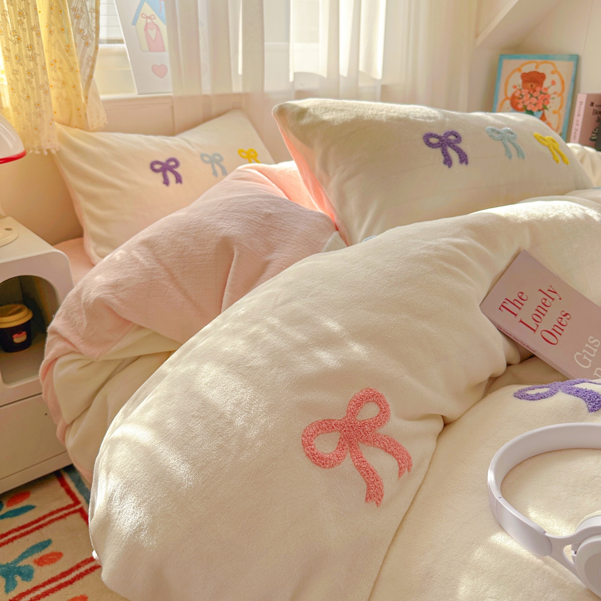 91家纺网 家纺一手货源 找家纺 （总）老K (原美阁） 2025新款毛巾绣牛奶绒四件套-彩色蝴蝶结