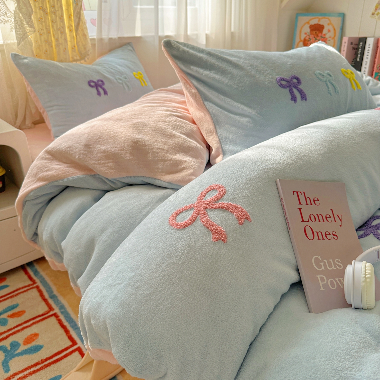 91家纺网 家纺一手货源 找家纺 老K (原美阁） 2025新款毛巾绣牛奶绒四件套-彩色蝴蝶结 彩色蝴蝶结-纯真蓝