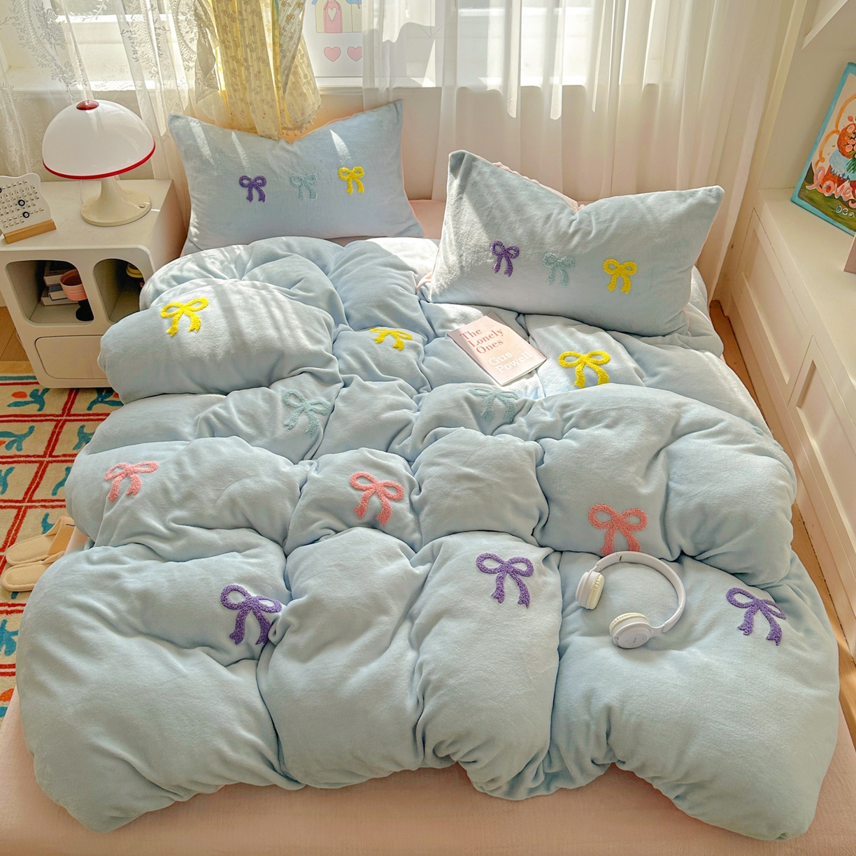 91家纺网 家纺一手货源 找家纺 老K (原美阁） 2025新款毛巾绣牛奶绒四件套-彩色蝴蝶结 彩色蝴蝶结-纯真蓝