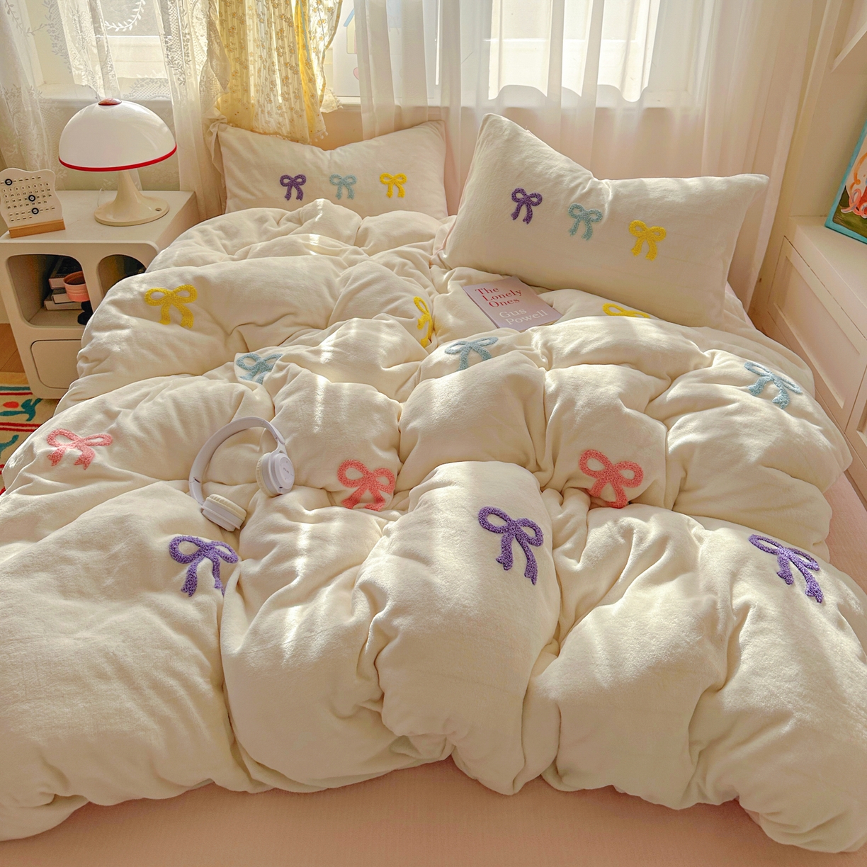 91家纺网 家纺一手货源 找家纺 老K (原美阁） 2025新款毛巾绣牛奶绒四件套-彩色蝴蝶结 彩色蝴蝶结-芝士粉