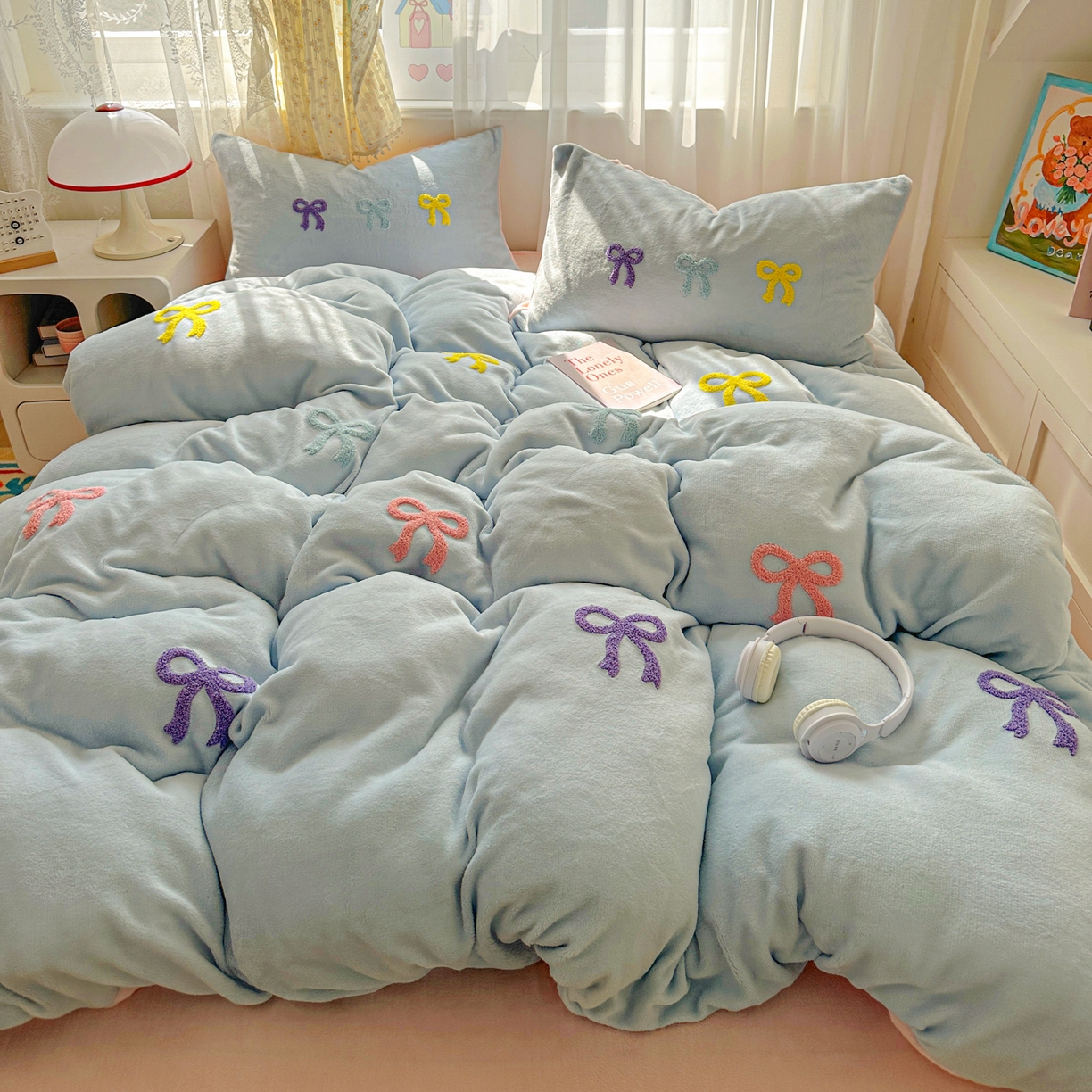 91家纺网 家纺一手货源 找家纺 老K (原美阁） 2025新款毛巾绣牛奶绒四件套-彩色蝴蝶结 彩色蝴蝶结-纯真蓝