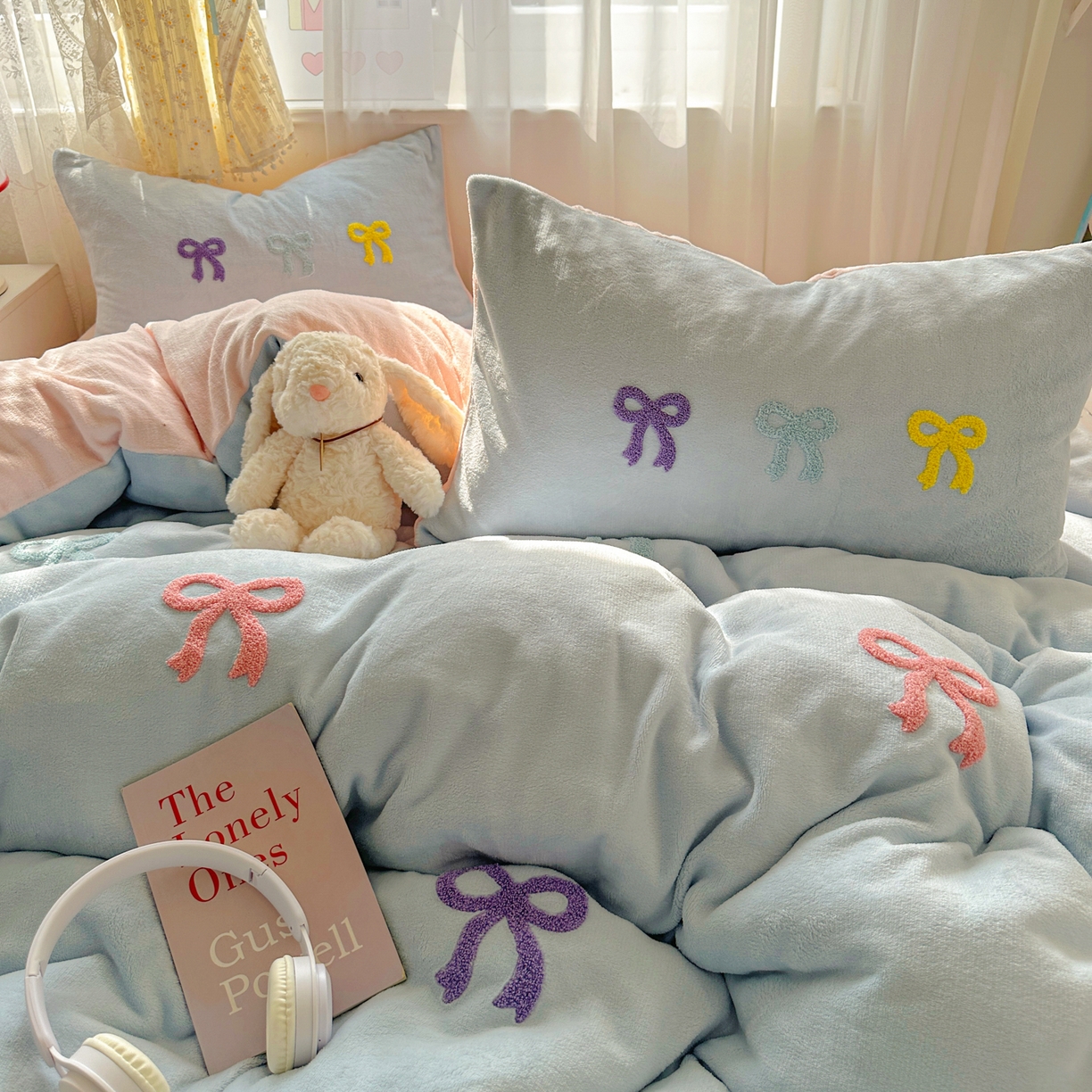 91家纺网 家纺一手货源 找家纺 老K (原美阁） 2025新款毛巾绣牛奶绒四件套-彩色蝴蝶结 彩色蝴蝶结-纯真蓝