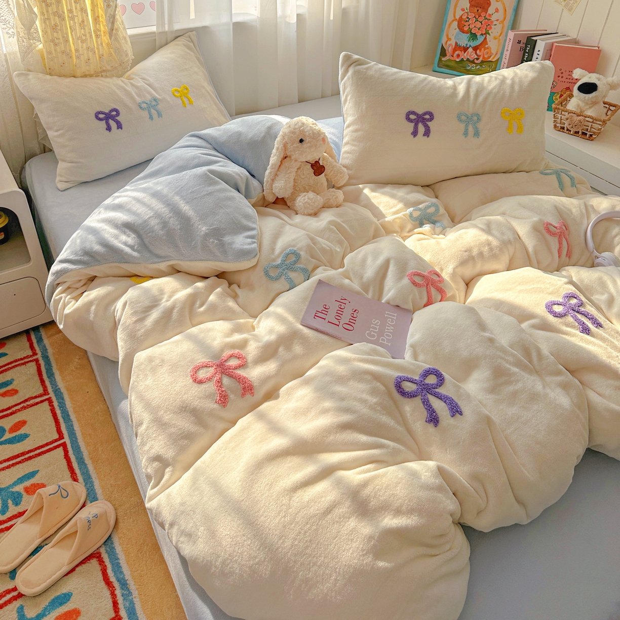 91家纺网 家纺一手货源 找家纺 老K (原美阁） 2025新款毛巾绣牛奶绒四件套-彩色蝴蝶结 彩色蝴蝶结芝士蓝