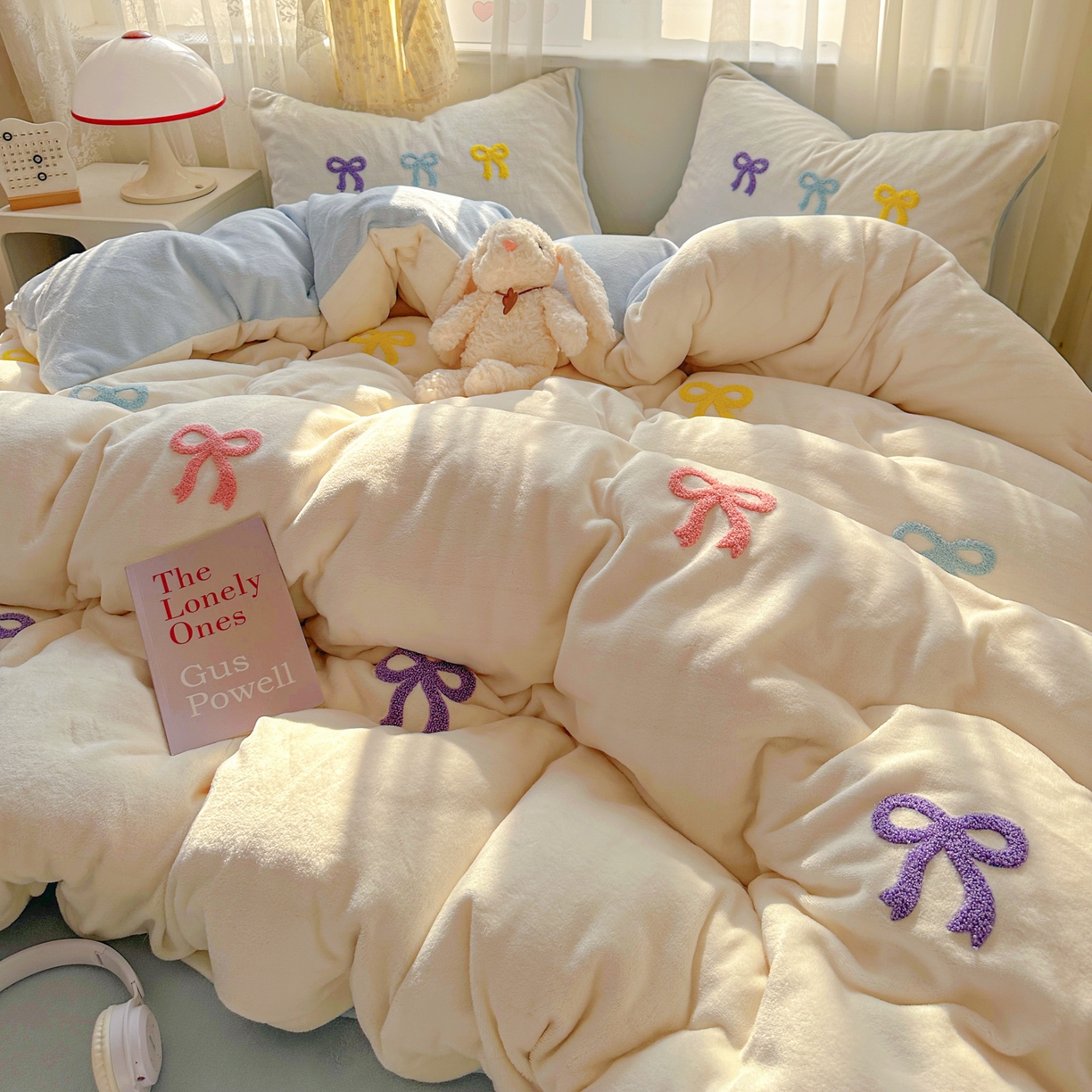 91家纺网 家纺一手货源 找家纺 老K (原美阁） 2025新款毛巾绣牛奶绒四件套-彩色蝴蝶结 彩色蝴蝶结芝士蓝