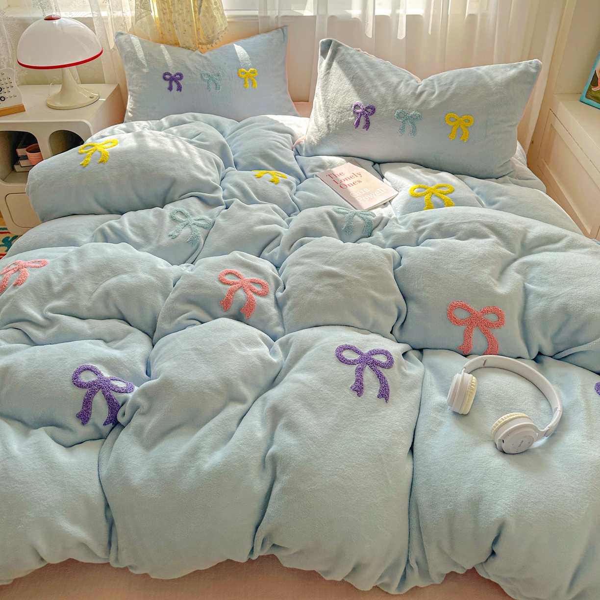 91家纺网 家纺一手货源 找家纺 老K (原美阁） 2025新款毛巾绣牛奶绒四件套-彩色蝴蝶结 彩色蝴蝶结-纯真蓝