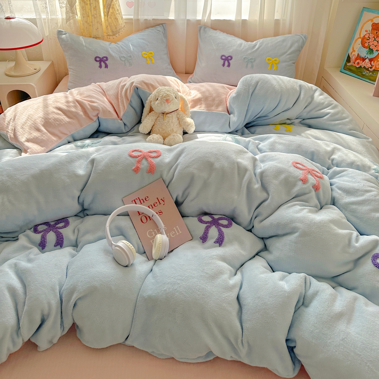 91家纺网 家纺一手货源 找家纺 老K (原美阁） 2025新款毛巾绣牛奶绒四件套-彩色蝴蝶结 彩色蝴蝶结-纯真蓝