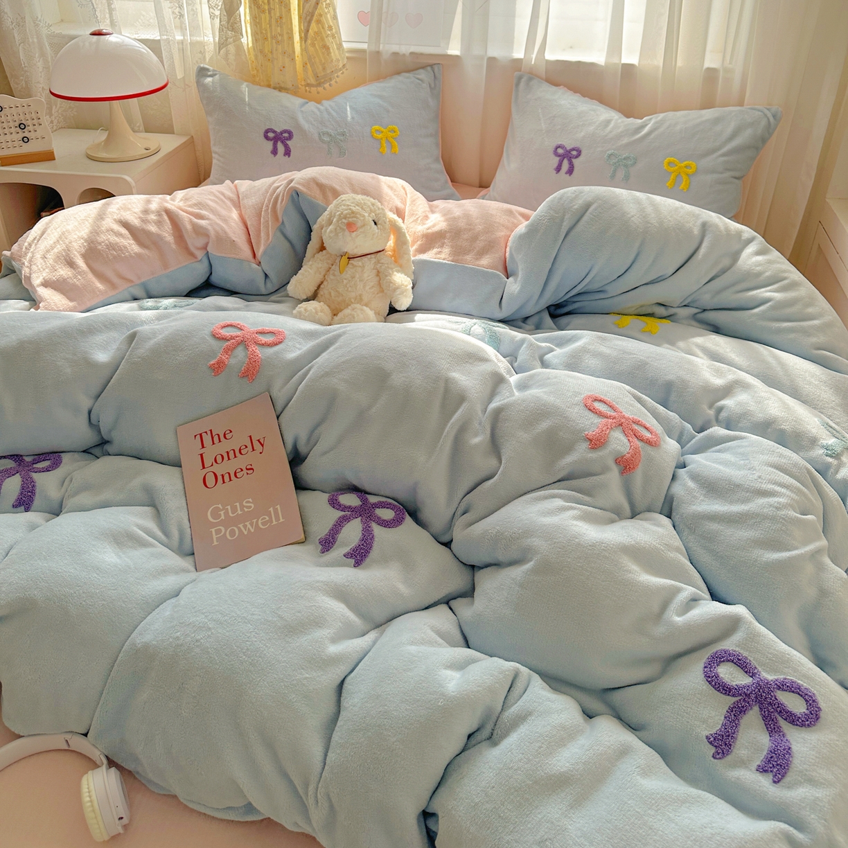 91家纺网 家纺一手货源 找家纺 老K (原美阁） 2025新款毛巾绣牛奶绒四件套-彩色蝴蝶结 彩色蝴蝶结-纯真蓝