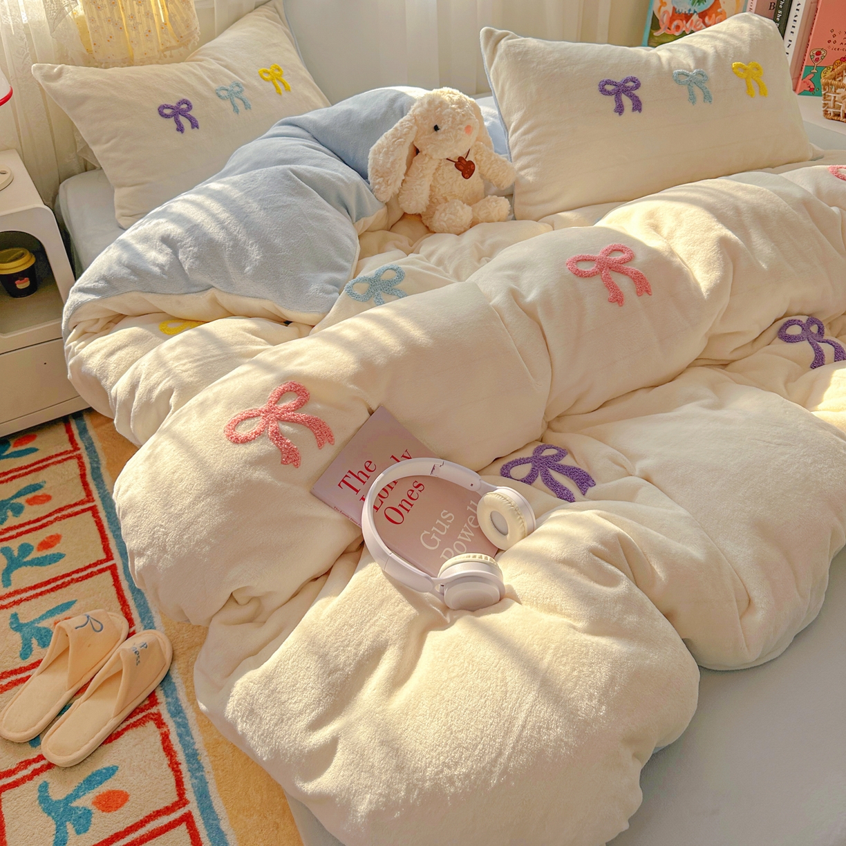 91家纺网 家纺一手货源 找家纺 老K (原美阁） 2025新款毛巾绣牛奶绒四件套-彩色蝴蝶结 彩色蝴蝶结芝士蓝