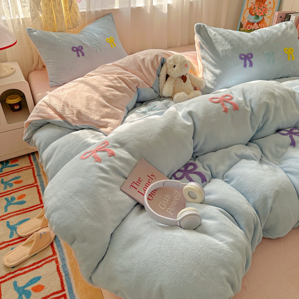 91家纺网 家纺一手货源 找家纺 老K (原美阁） 2025新款毛巾绣牛奶绒四件套-彩色蝴蝶结 彩色蝴蝶结-纯真蓝