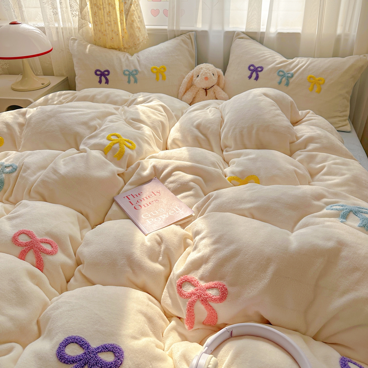 91家纺网 家纺一手货源 找家纺 老K (原美阁） 2025新款毛巾绣牛奶绒四件套-彩色蝴蝶结 彩色蝴蝶结芝士蓝