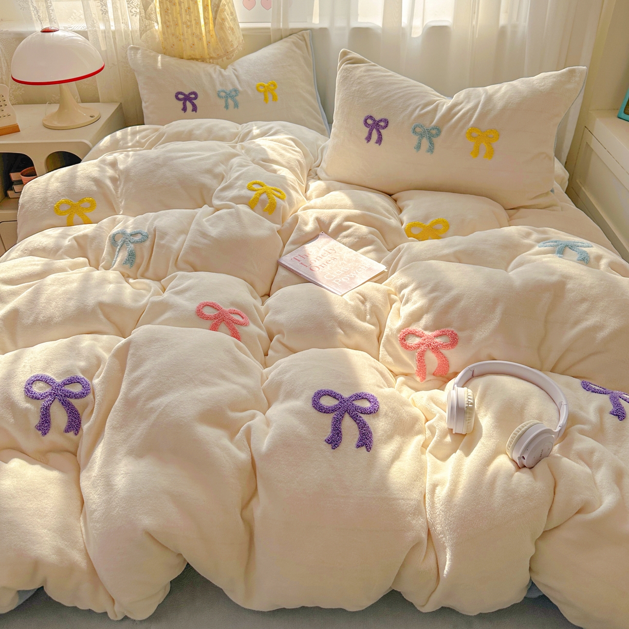 91家纺网 家纺一手货源 找家纺 老K (原美阁） 2025新款毛巾绣牛奶绒四件套-彩色蝴蝶结 彩色蝴蝶结芝士蓝