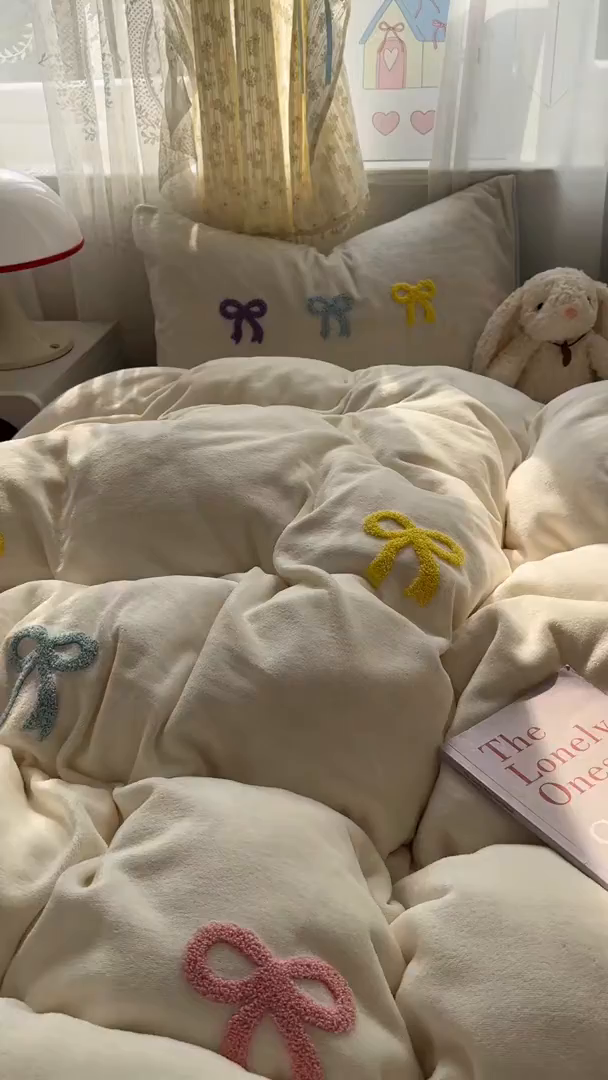 91家纺网 家纺一手货源 找家纺 老K (原美阁） 2025新款毛巾绣牛奶绒四件套-彩色蝴蝶结 彩色蝴蝶结芝士蓝