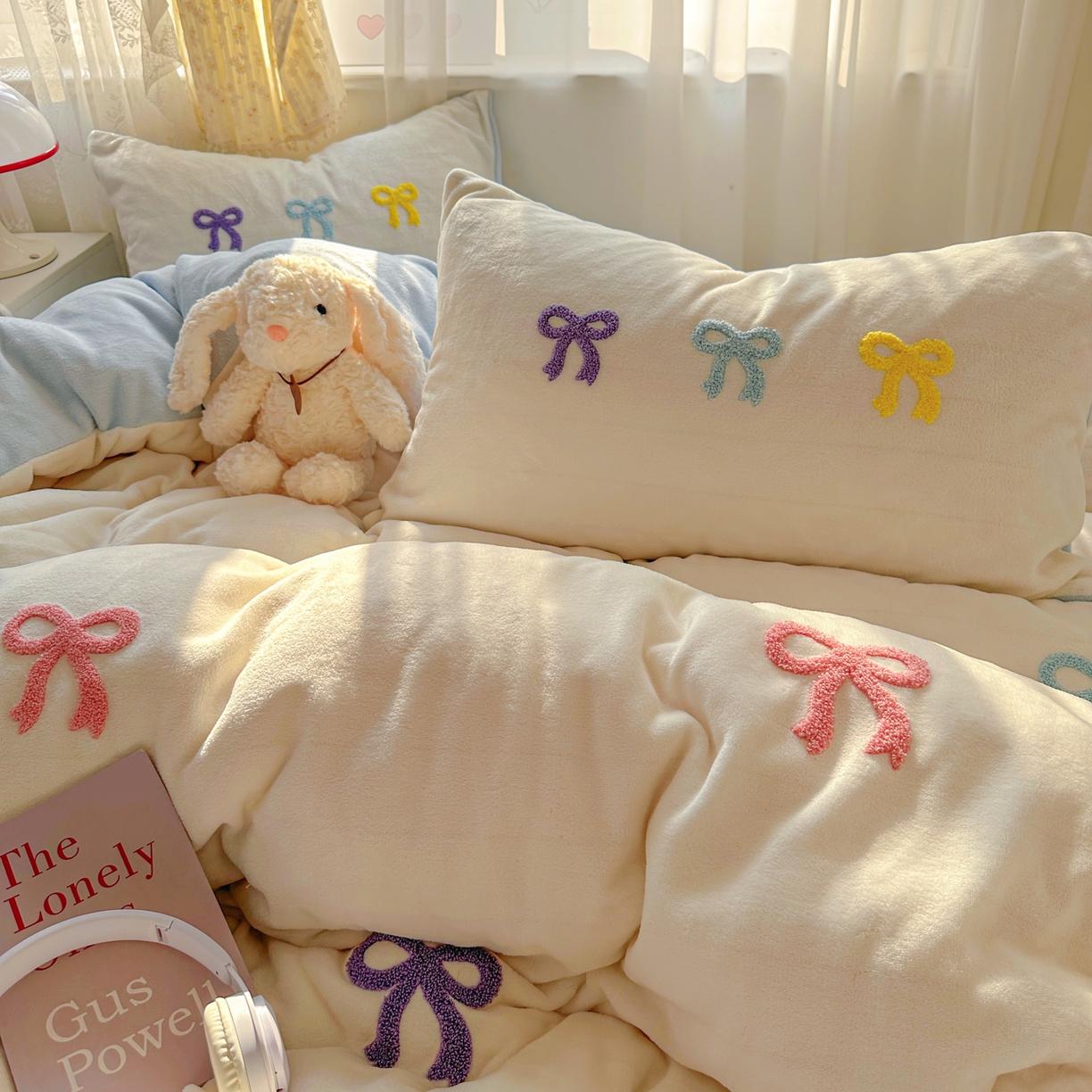 91家纺网 家纺一手货源 找家纺 老K (原美阁） 2025新款毛巾绣牛奶绒四件套-彩色蝴蝶结 彩色蝴蝶结芝士蓝