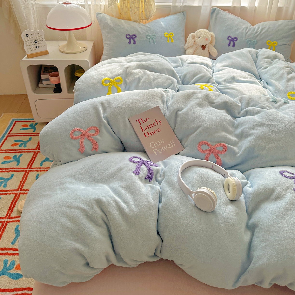 91家纺网 家纺一手货源 找家纺 老K (原美阁） 2025新款毛巾绣牛奶绒四件套-彩色蝴蝶结 彩色蝴蝶结-纯真蓝