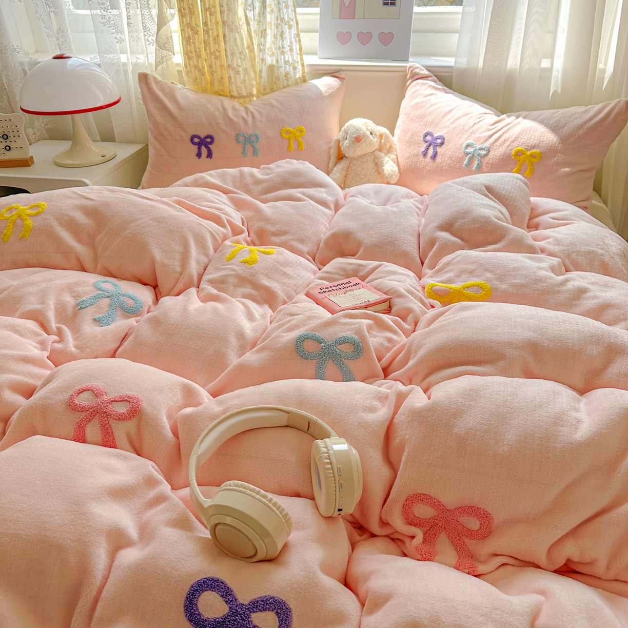 91家纺网 家纺一手货源 找家纺 老K (原美阁） 2025新款毛巾绣牛奶绒四件套-彩色蝴蝶结 彩色蝴蝶结 少女粉