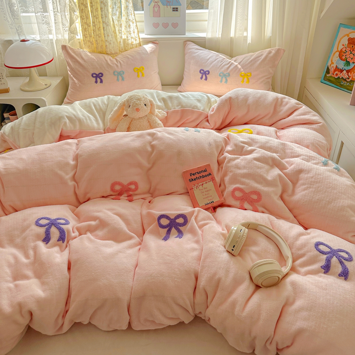 91家纺网 家纺一手货源 找家纺 老K (原美阁） 2025新款毛巾绣牛奶绒四件套-彩色蝴蝶结 彩色蝴蝶结 少女粉