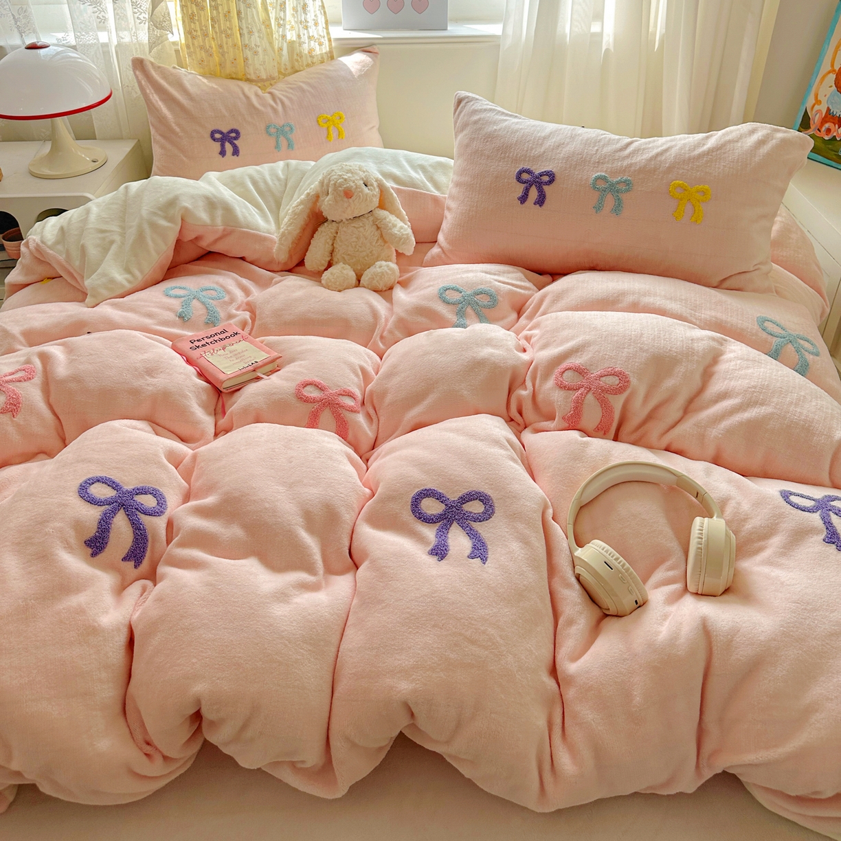 91家纺网 家纺一手货源 找家纺 老K (原美阁） 2025新款毛巾绣牛奶绒四件套-彩色蝴蝶结 彩色蝴蝶结 少女粉