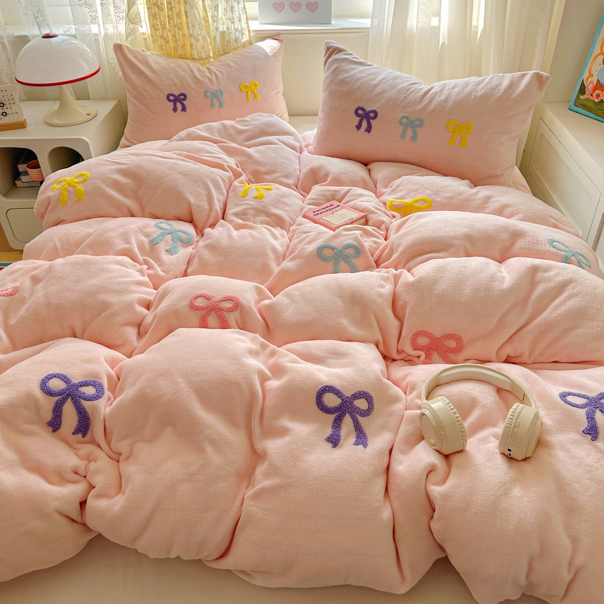 91家纺网 家纺一手货源 找家纺 老K (原美阁） 2025新款毛巾绣牛奶绒四件套-彩色蝴蝶结 彩色蝴蝶结 少女粉